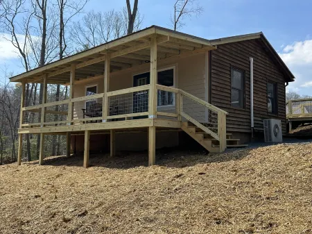 Springmaid Mountain Retreat & Stables Отели рядом с достопримечательностью «Парк Риверсайд»