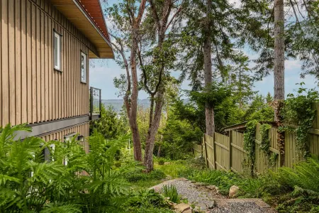Close to Ganges. 2br 1bath apartment. Peaceful treed setting Отели рядом с достопримечательностью «Salt Spring Wild Cider»