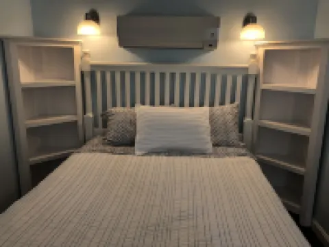 Luxury Romantic 'Studio by the Beach' Free WiFi, Central Air and Heat