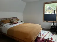 New modern A-Frame Cabin! 20 min to the slopes and 1hr from Portland.