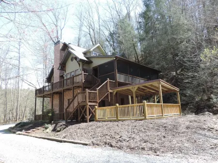 3 Bedrooms, 2 1/2 Baths River Cabin with WiFi, Hot Tub and Fire Pit