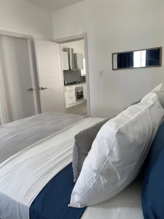 Roomy, 4 minutes to  beach and restaurants,  or you can also walk