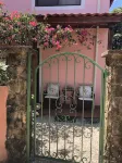 Charming I bedroom with kitchen apartment 2 blocks from the beach.