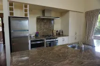 Whenua Apartment with Spa Pool minutes from Surf Breaks Hotels in Raglan