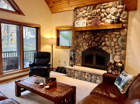 Dog friendly, lakefront home perfect for families