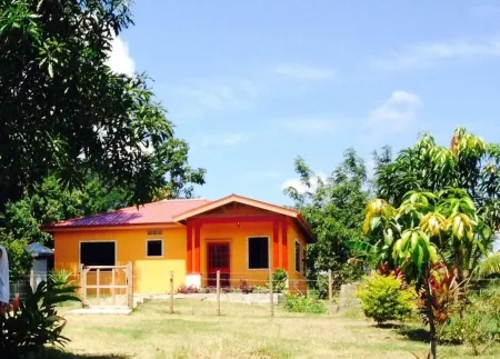 Aliana's Villas - Private Farm Home on the River (Gold Standard Certified) Отели в г. Санта Фэмилия Виллидж