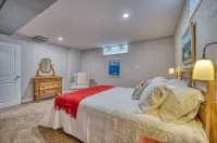 Cheerful Downtown 4 Bedroom Home