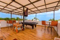 Steps from beach with private pool, rooftop terrace & swim up bar beach club! Playa Hermosa 호텔