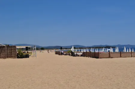 T2 GROUND FLOOR 50M FROM THE SEA Отели в г. Йер