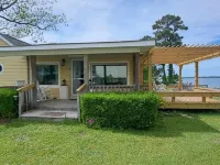 Bella Vista - Waterfront Getaway, Kayaks, fishing & Close to Topsail Beaches! Hotels in Stump Sound