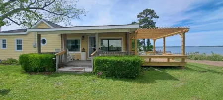 Bella Vista - Waterfront Getaway, Kayaks, fishing & Close to Topsail Beaches!