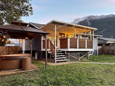Cozy Private Suite with hot tub and fire-pit! Hotels near Needle Peak