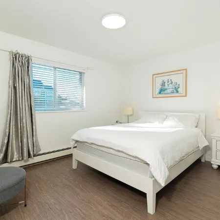 Welcome to Main floor 2 Bedrooms Suite A &10 minute walk from Metrotown Mall