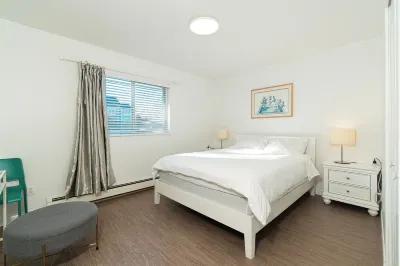 Welcome to Main floor 2 Bedrooms Suite A &10 minute walk from Metrotown Mall 메트로폴리스 앳 메트로타운 주변 호텔