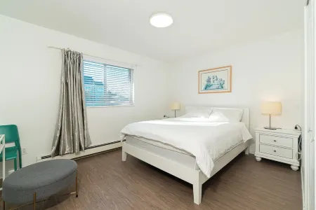 Welcome to Main floor 2 Bedrooms Suite A &10 minute walk from Metrotown Mall Отели рядом с достопримечательностью «Университет Саймона Фрезера»