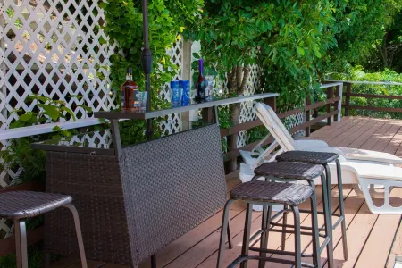 Summer Breeze  -  secluded 4 bed 4 bathroom Villa with Pool and Pool Lounge Отели рядом с достопримечательностью «Редут Бич»