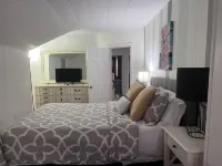 Vintage Coastal Cottage -3Bed/1Bath Upstairs