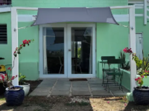 Peaceful Village studio 1 minute walk from one of the best beaches in Antigua. 酒店