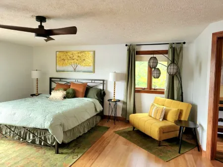 Spacious Pet Friendly Waterfront w/ Hot Tub & Yogo Studio-Sleeps 10!
