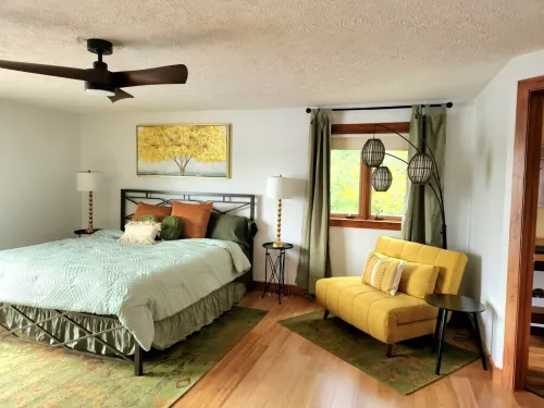 Spacious Pet Friendly Waterfront w/ Hot Tub & Yogo Studio-Sleeps 10! Hotels in Franklin County