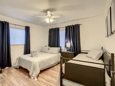 Mad Beach Bungalow w/ Heated Pool - 4 Mins to Madeira Beach Отели в г. Бей-Пайнс