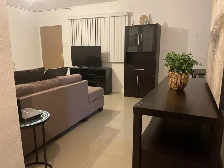 Centrally Located 2 bed 1 bath apartment! Great Value Отели рядом с достопримечательностью «White Arrow Chapel»