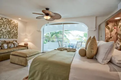 Villa Tortuga, Secluded Beach Front Condo w/ Private Pool + Jacuzzi!