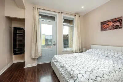Spacious 3 beds Loft with Parking14/day) Hotels in Rosemont–La Petite-Patrie