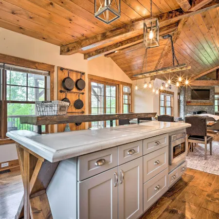 Elegant Mtn Chalet w/ Deck: 1 Mi to Mt Snow!