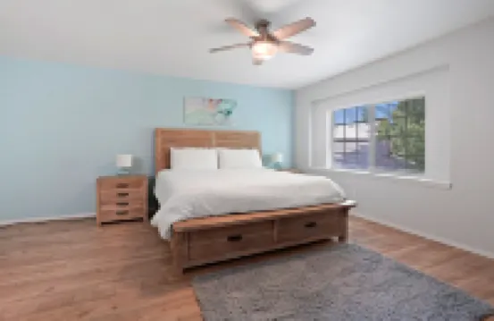 Redmond Rest 4 Bedroom Home by RedAwning
