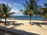 Beach Front Cottage in the heart of Placencia Village