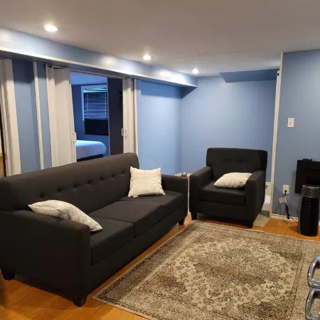 Cosy Basement Apartment on the East side.