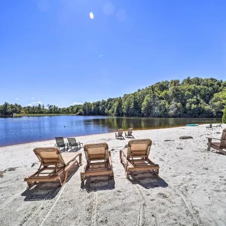 6 Mi to Grandfather Mtn: Lake Cottage w/ Deck