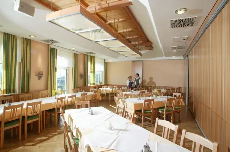 Landhotel Reitingblick Отели в г. Леобен