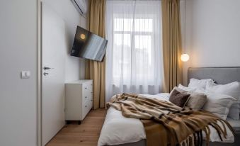 Contemporary Aparthotel 2-BR Flats Near Old Town, Quiet & Serene