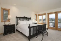 Mountain Peak 4 Bedroom Home by RedAwning - Parking
