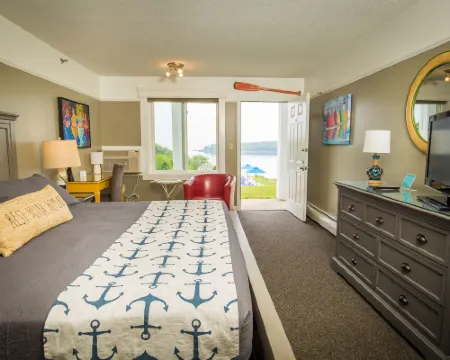 Strawberry Hill Seaside Inn Hotels in Knox County
