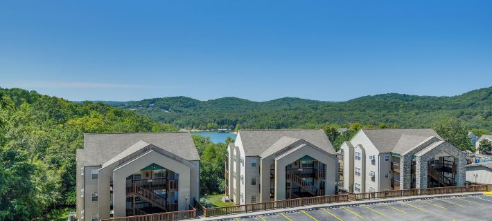 1 Mi to Silver Dollar City! Lake-View Family Haven Hotels in Indian Point