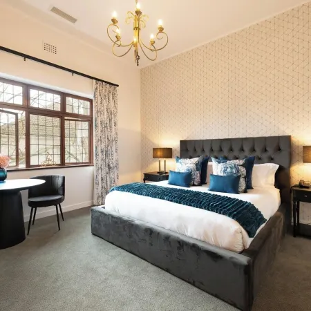 Palm House Boutique Hotel and Spa Отели рядом с достопримечательностью «Стадион «Атлон»»