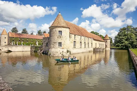 Château de Villiers-Le-Mahieu Отели в г. Базэнвиль