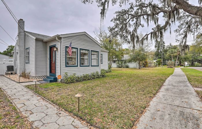 Tampa Bay Area Cottage w/ Gas Grill and Fire Pit!
