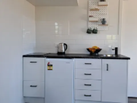 Comfortable studio with stunning mountain & ocean views – Your perfect getaway! Hotels in Raglan