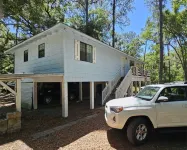 Blue Sky StiltsHouse in a Secluded Forest. Hotels near Silver Springs State Park Campground