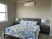 Paradise Beach House a new 4 bedroom beachfront house with pool Joe's Studio附近的飯店