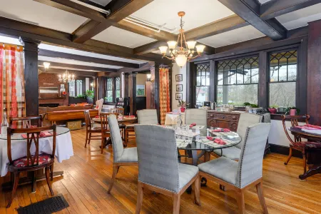 Oakland Cottage Bed and Breakfast Отели рядом с достопримечательностью «Chatlos Memorial Chapel»