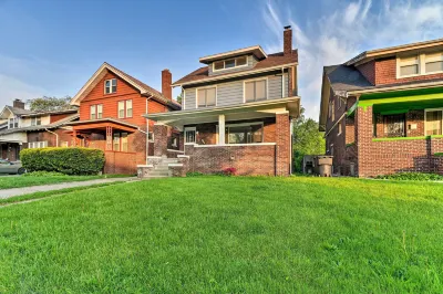 บ้าน Detroit ที่ประณีตพร้อมสวน ~ 5 ไมล์ถึง Dtwn! โรงแรมใกล้Detroit Station