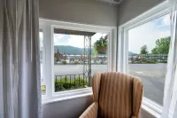 Scotty's Lakeside Resort - Mountain view