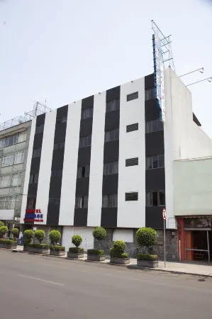 Hotel Tres Colonias - Sólo Adultos Отели рядом со станцией Autobuses Poniente Station