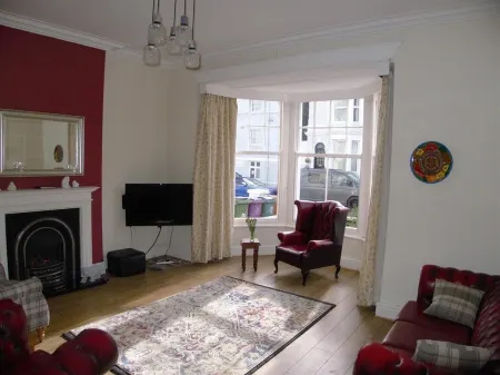 Beach House Отели рядом с достопримечательностью «Запад Шор Бич»