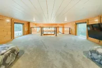 距惠特尼湖約11英里：樹木環繞的小屋帶甲板 - Wi-Fi